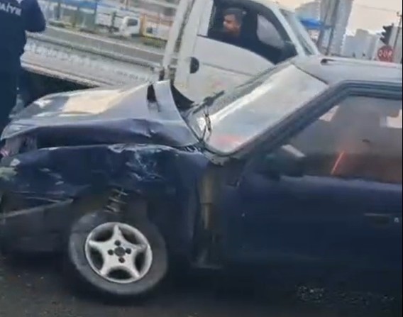 Manisa&rsquo;da otomobil otob&uuml;s ile &ccedil;arpıştı: 2 yaralı
