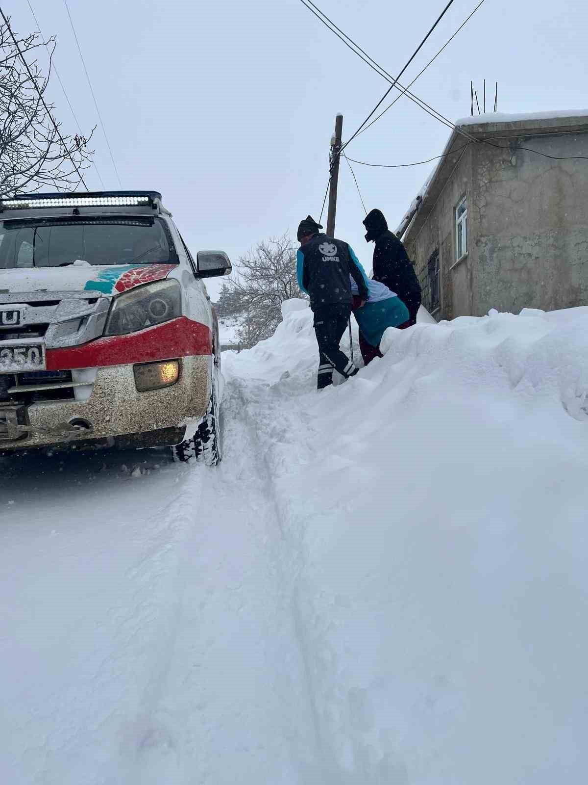 Diyaliz hastası kadın paletli ara&ccedil;la alınıp sağlık kuruluşuna ulaştırıldı
