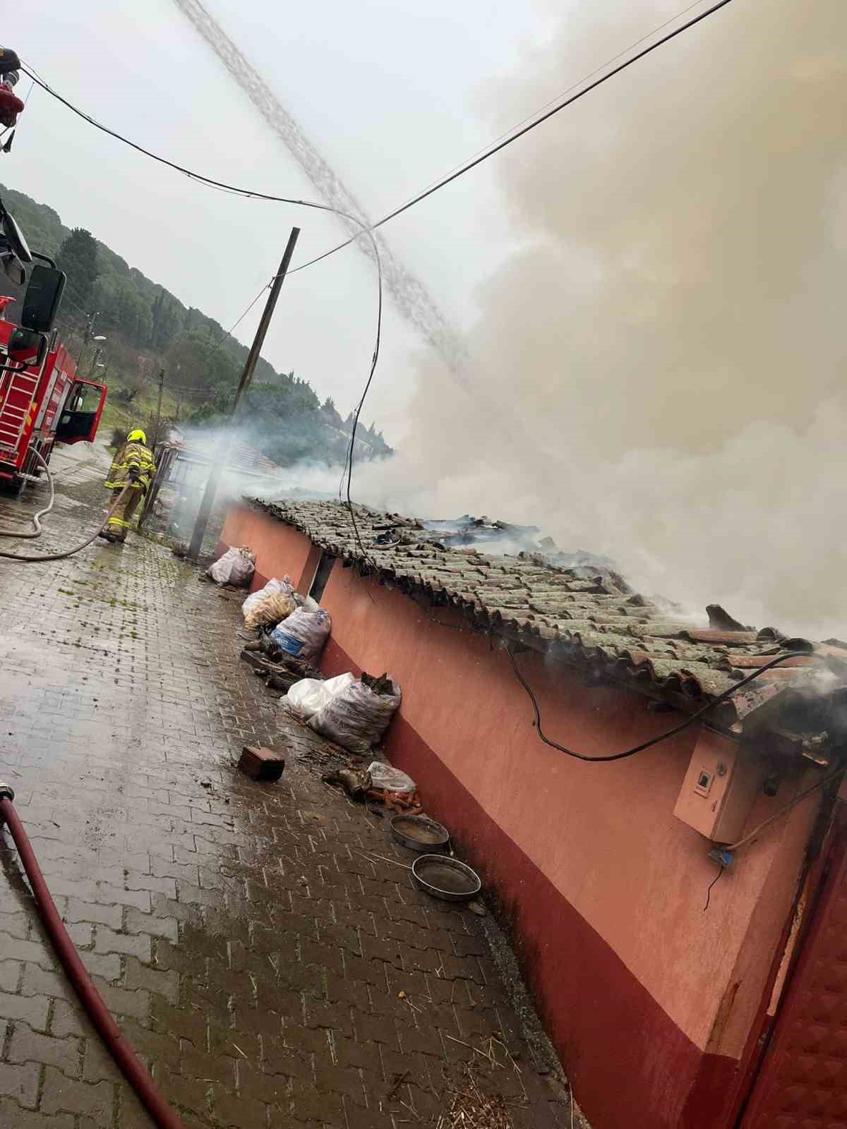 Gönen’de müstakil ev yangında kullanılamaz hale geldi