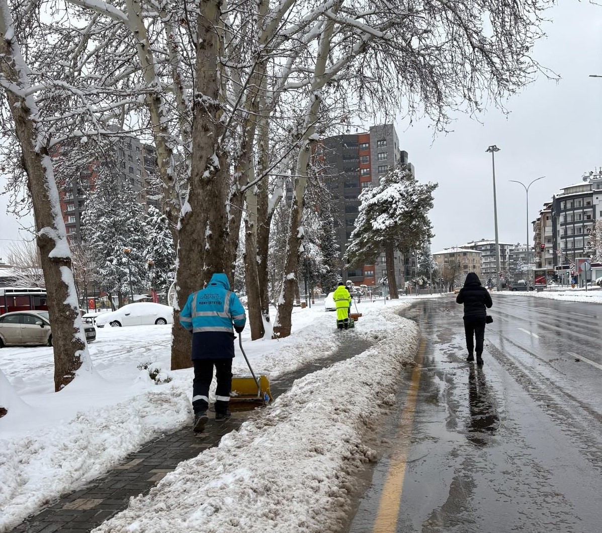 Büyükşehir’den kaldırımlarda yaya güvenliği için çalışma
