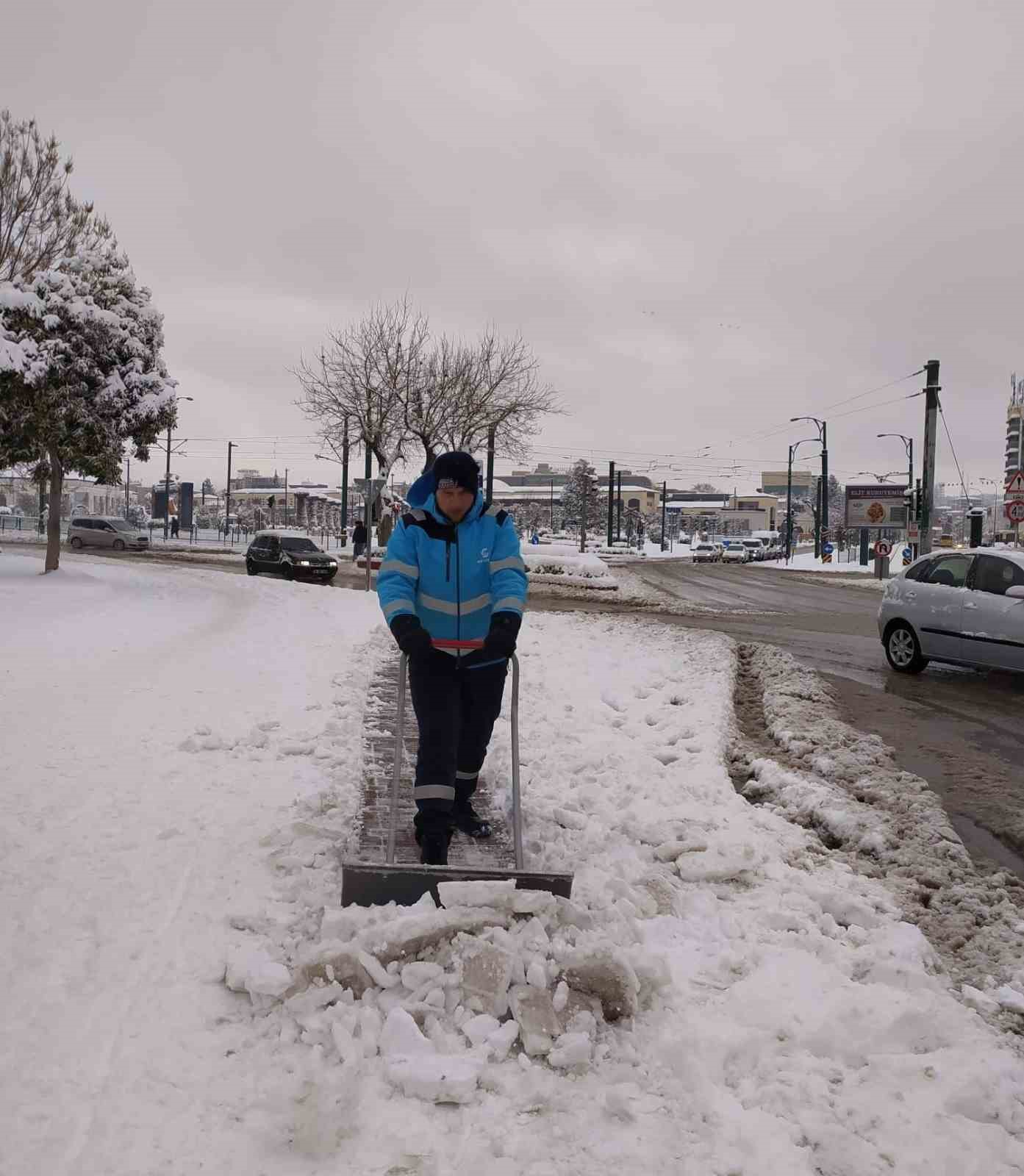 Büyükşehir’den kaldırımlarda yaya güvenliği için çalışma