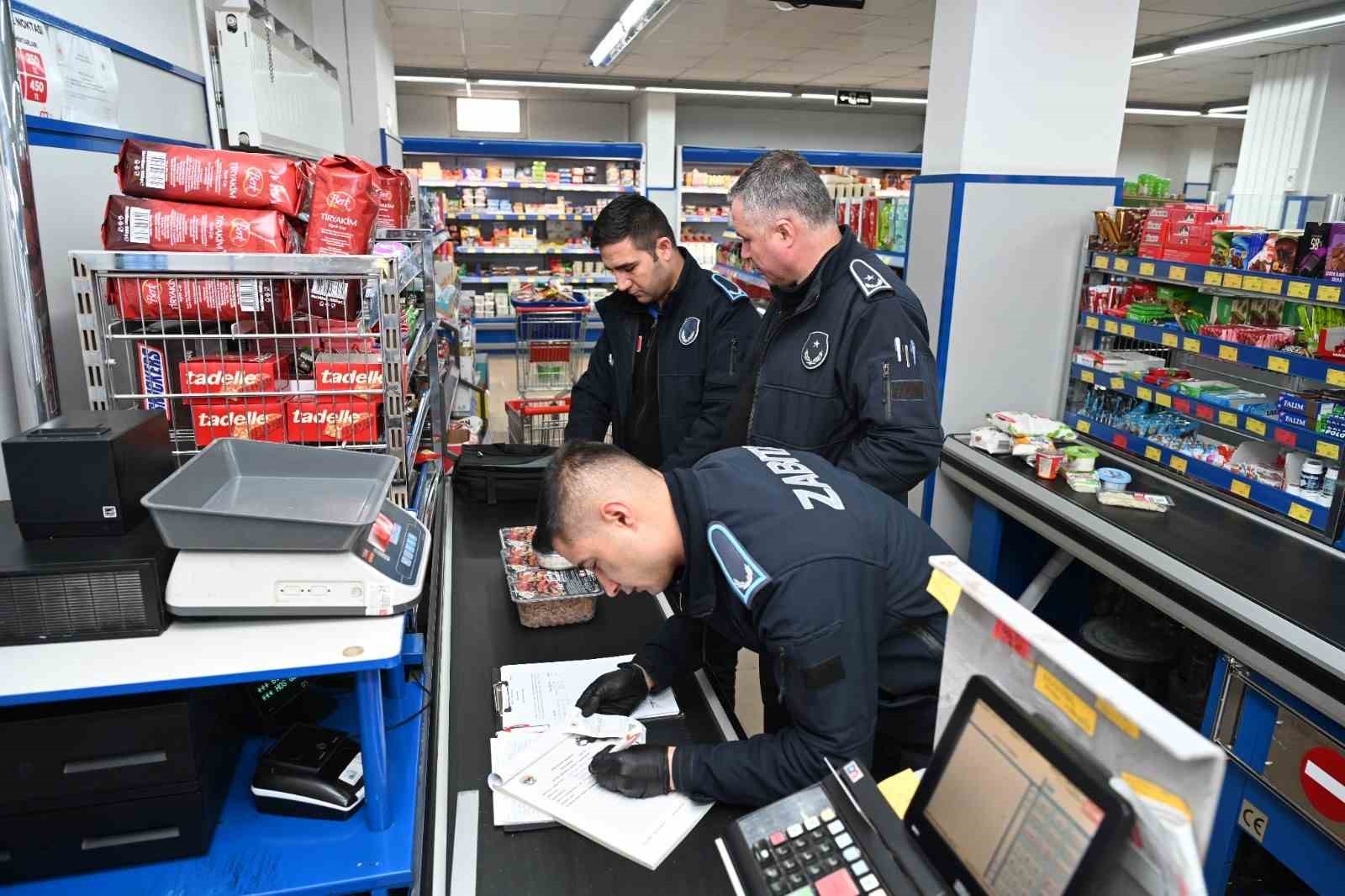 İnönü’de kurallara uymayan zincir marketlere mühür vuruldu