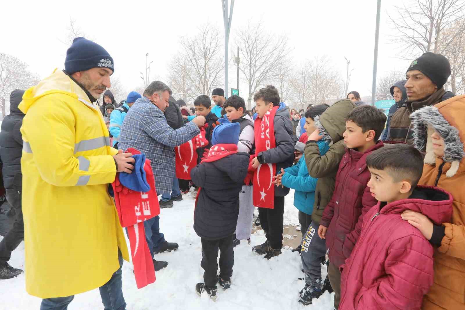 Gaziantep Büyükşehir’den çocuklara kar hediyesi