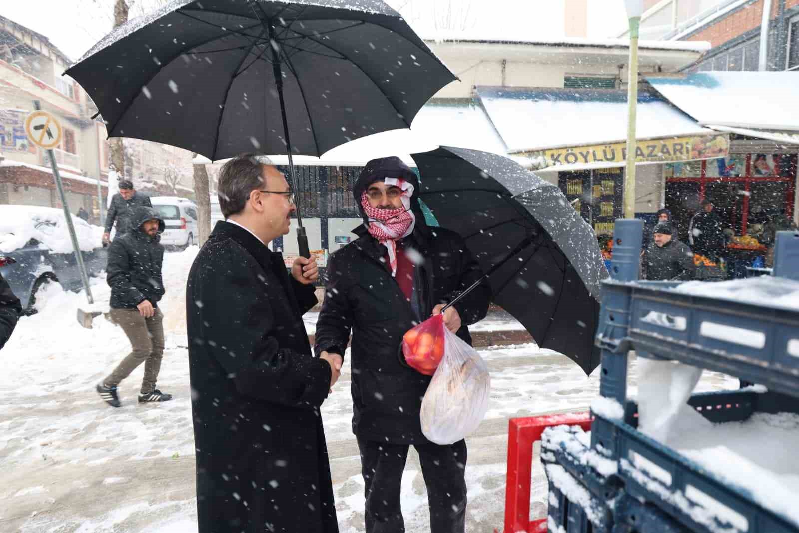 Vali Kızılkaya: "Karla m&uuml;cadelede t&uuml;m ekipler seferber edildi"
