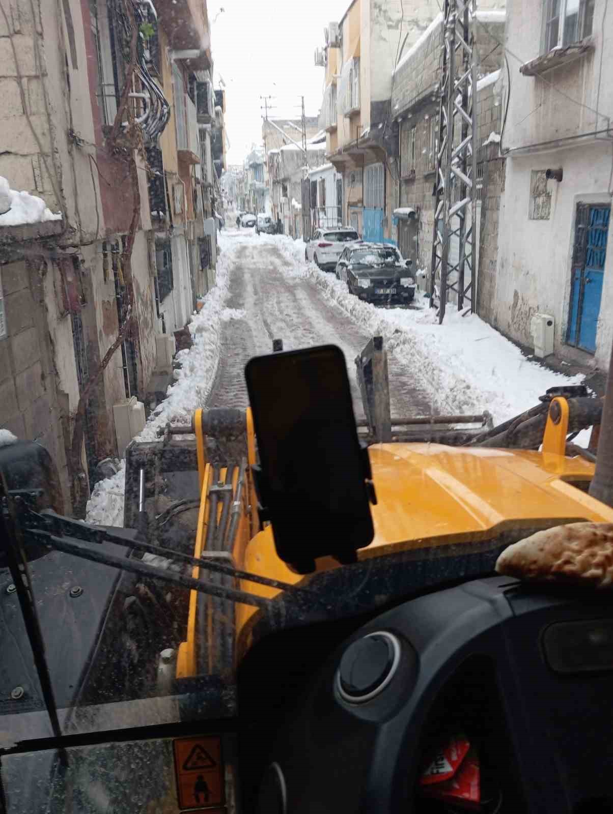 Şehitkamil&rsquo;de karla m&uuml;cadele aralıksız s&uuml;r&uuml;yor
