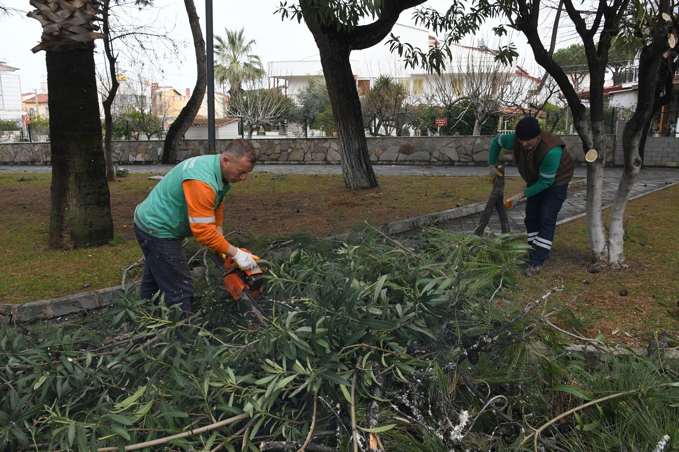 Kuşadası Belediyesi selin yaralarını sarmak i&ccedil;in saha &ccedil;alışmalarını s&uuml;rd&uuml;r&uuml;yor
