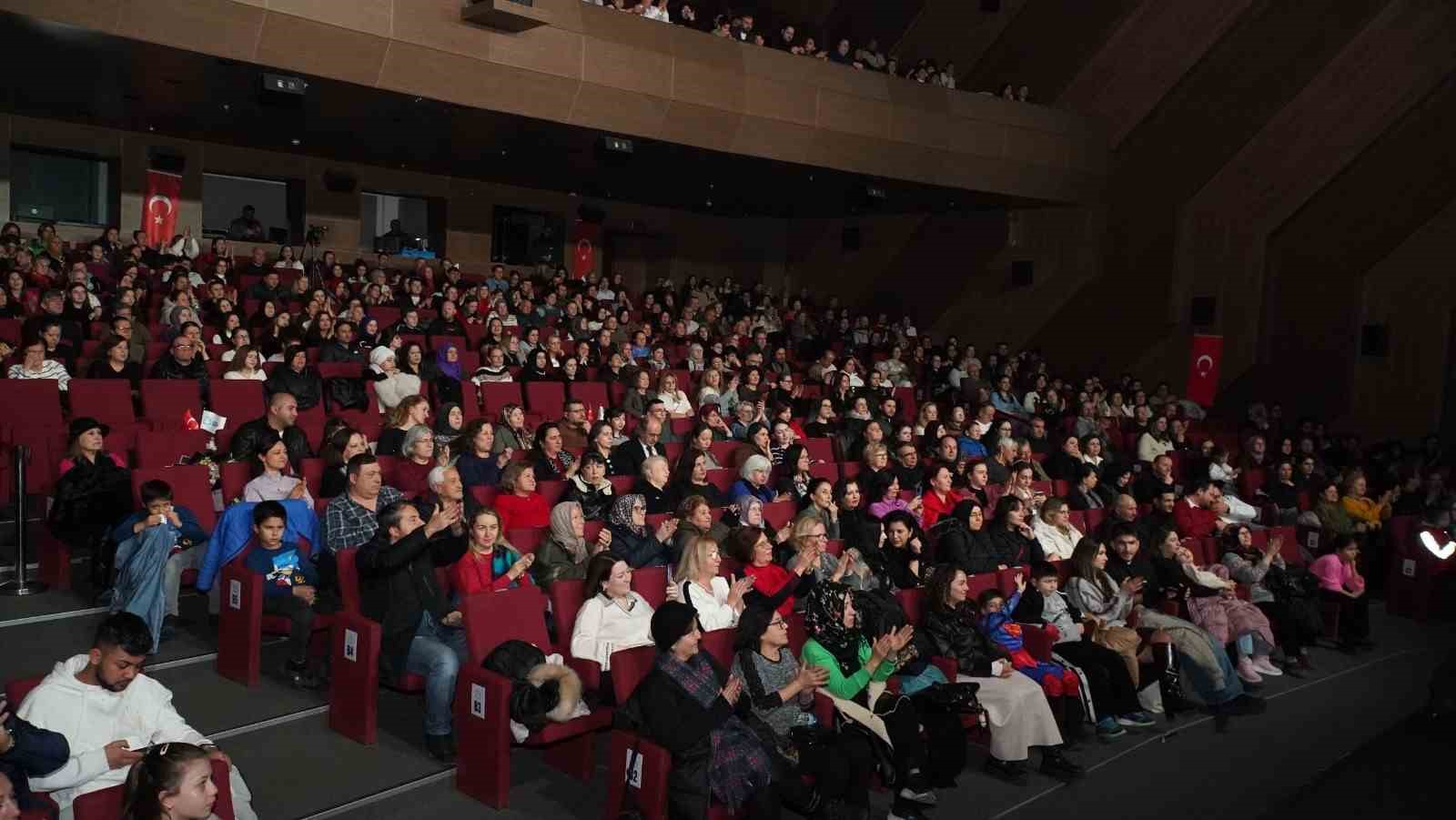 Başkan Akın &ouml;ğrencileri unutmadı, yarıyıl etkinlikleri y&uuml;zleri g&uuml;ld&uuml;rd&uuml;
