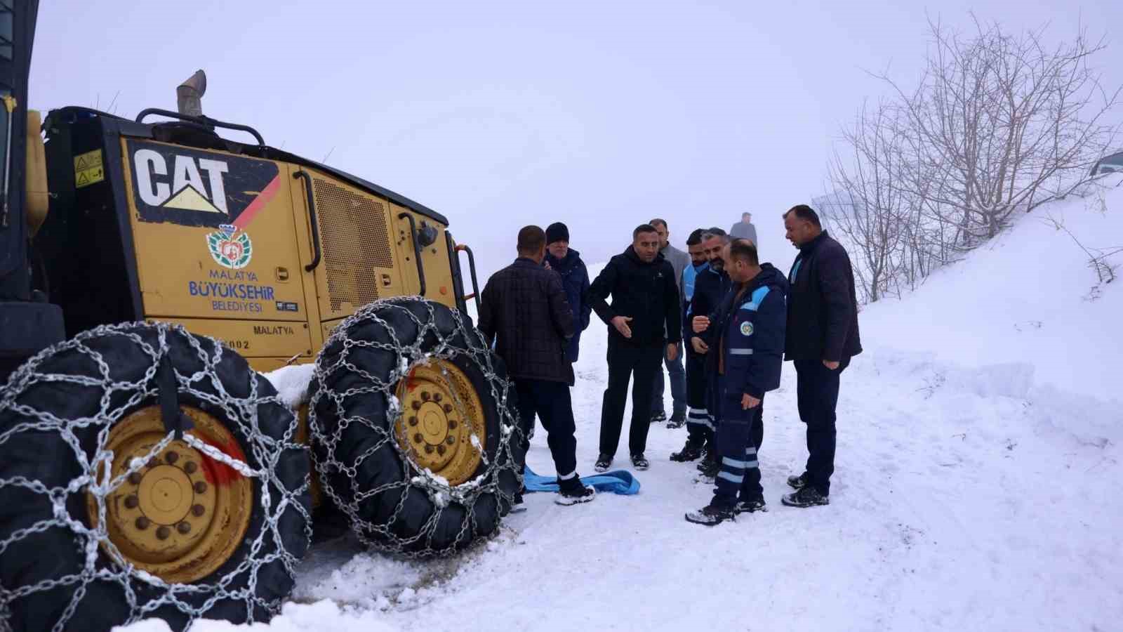 Akçadağ’da kar nedeniyle yoldan çıkan iş makinesi kurtarıldı