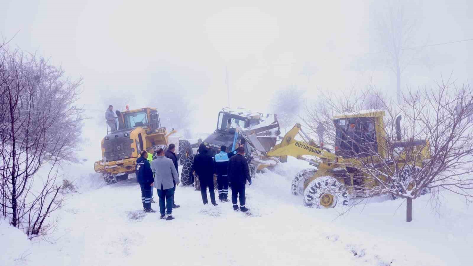 Akçadağ’da kar nedeniyle yoldan çıkan iş makinesi kurtarıldı