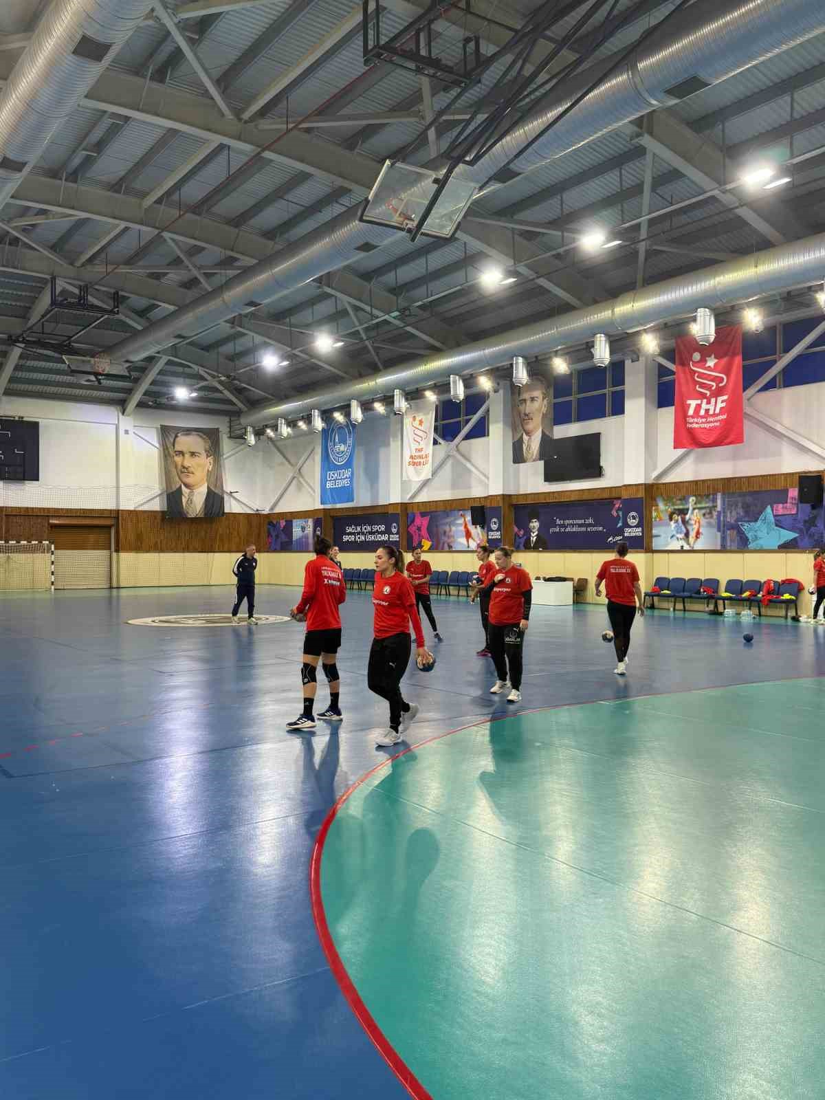 Yalıkavakspor, Üsküdar Belediyespor maçı öncesi İstanbul’da son antrenmanını yaptı