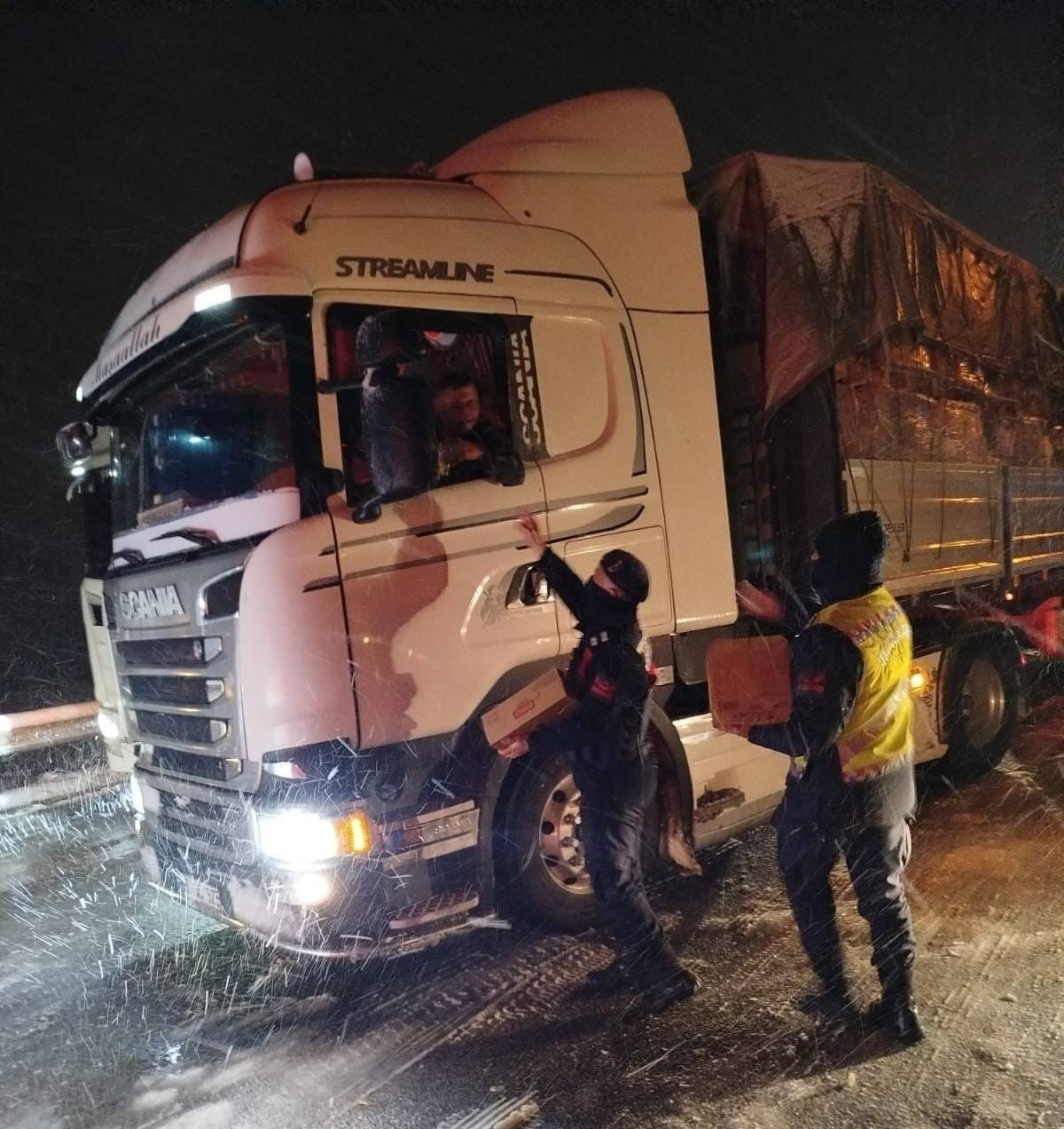 Kahramanmaraş&rsquo;ta yolda mahsur kalan vatandaşlara jandarmadan yardım