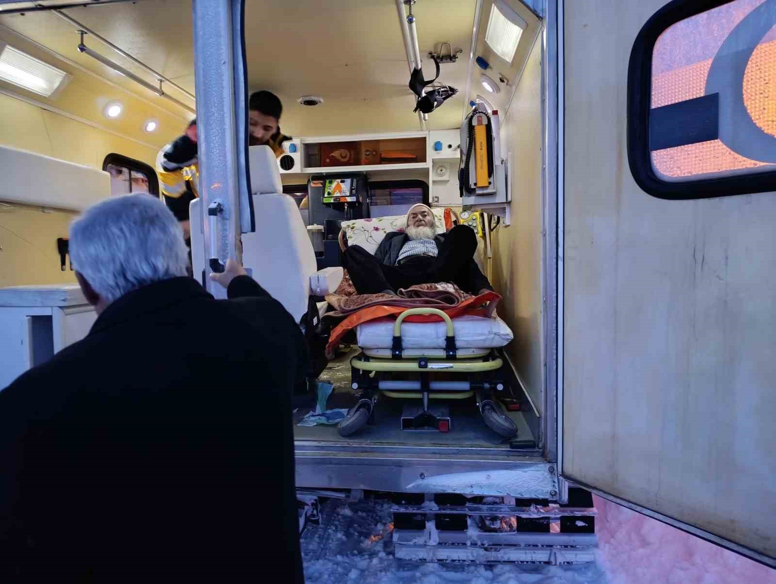 Ağrı&rsquo;da yolu kapalı k&ouml;ydeki hasta paletli ambulansla hastaneye ulaştırıldı
