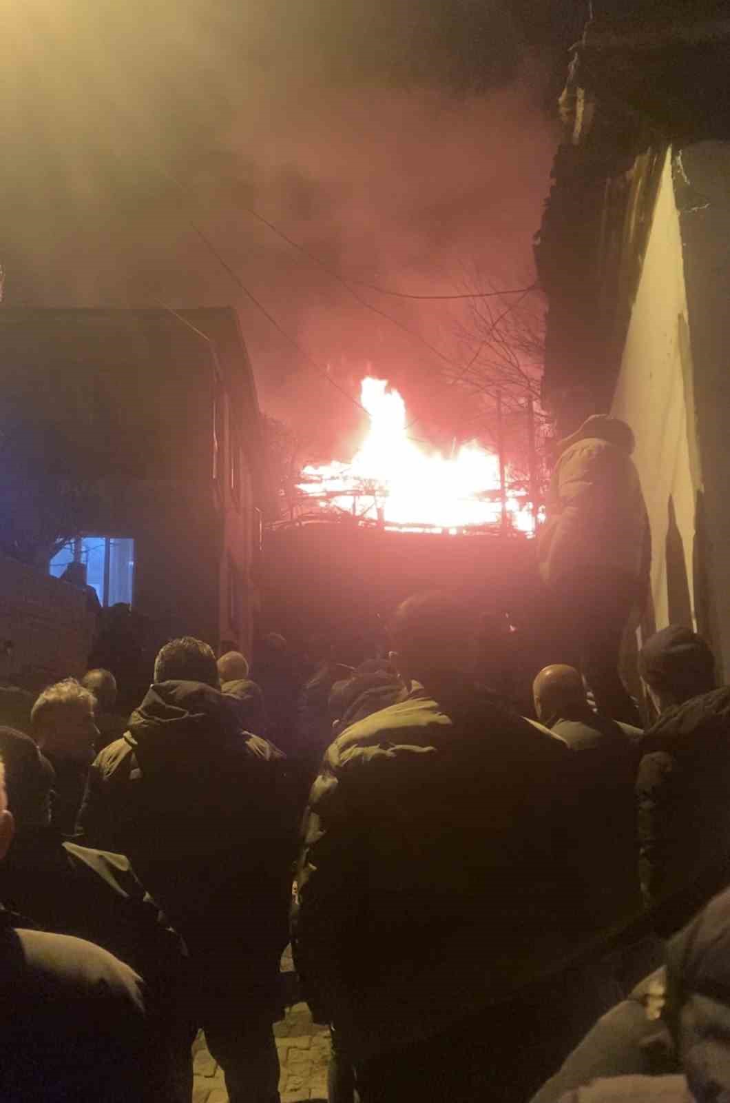 Erbaa’da müstakil ev çıkan yangında küle döndü: Yanan evden son anda çıktılar
