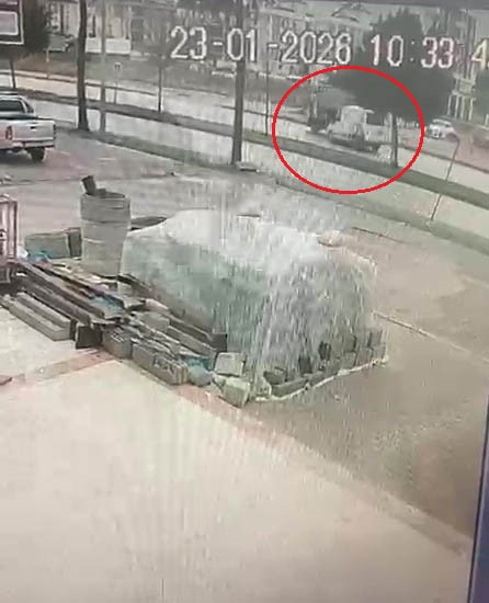 Bir anlık dalgınlıkla &ouml;n&uuml;nde ilerleyen kamyonete &ccedil;arptı: 3 yaralı
