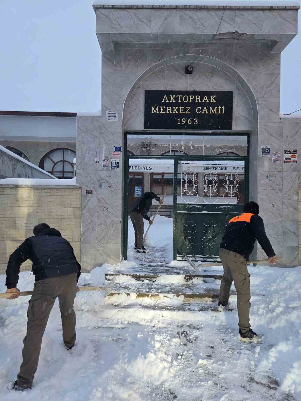 Şehitkamil&rsquo;de camiler ibadete hazır
