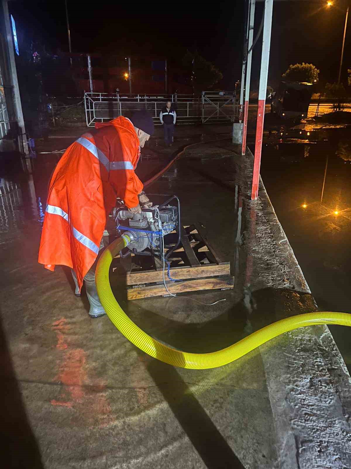 Büyükşehir ekipleri yağmur ve fırtınaya karşı seferber oldu