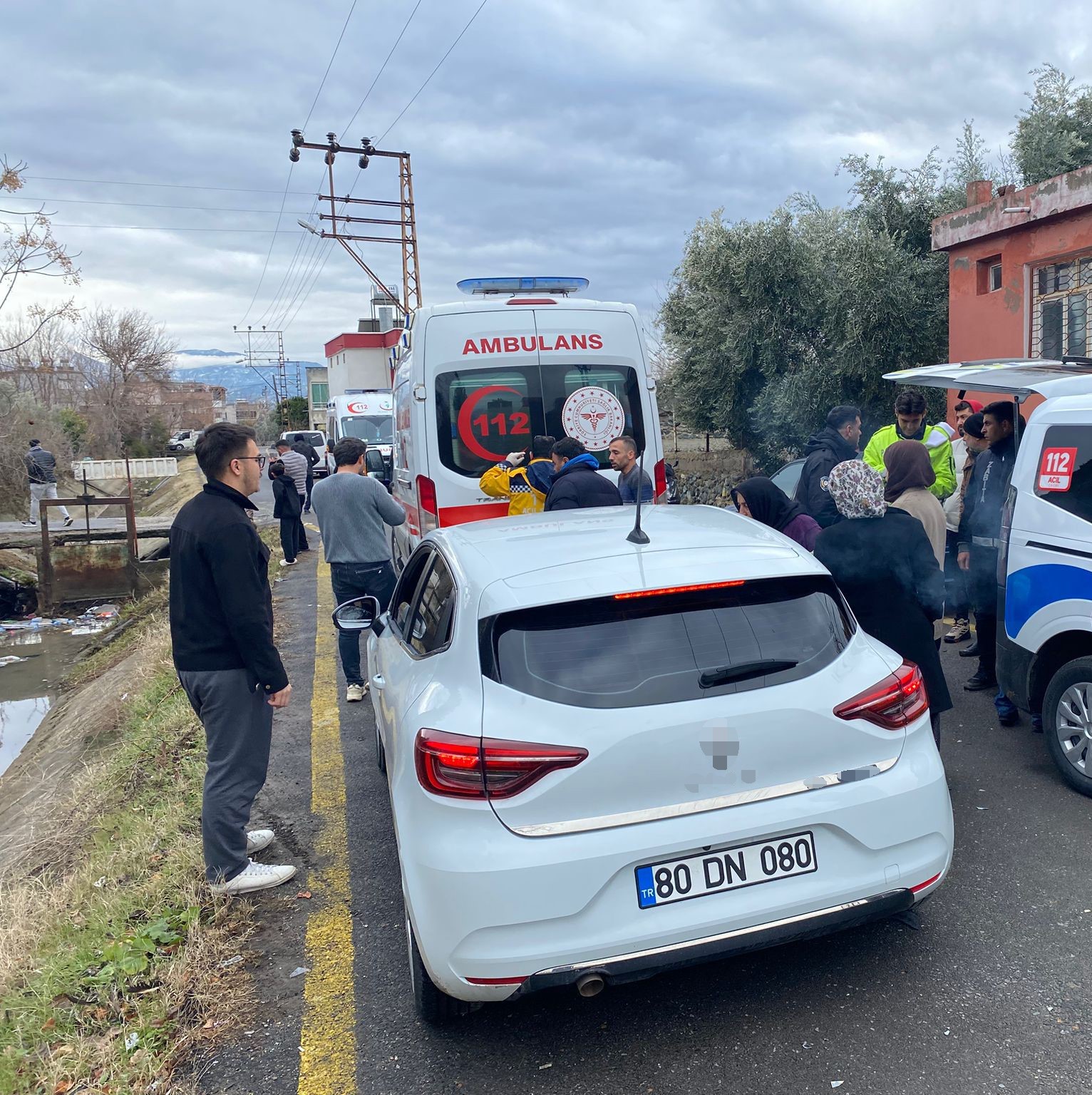 Osmaniye’de otomobille çarpışan motosiklet kanala düştü: 2 yaralı

