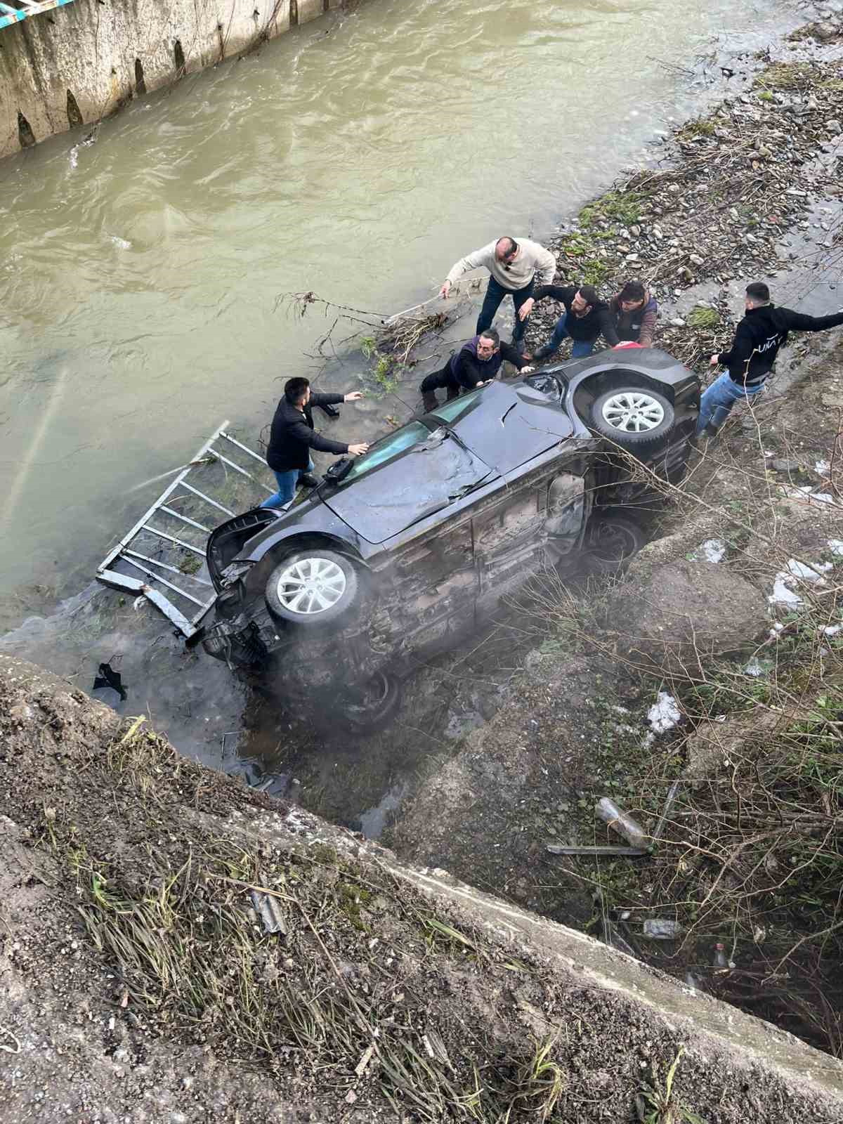 Zonguldak’ta kontrolden çıkan otomobil 20 metreden dereye uçtu; 1 yaralı