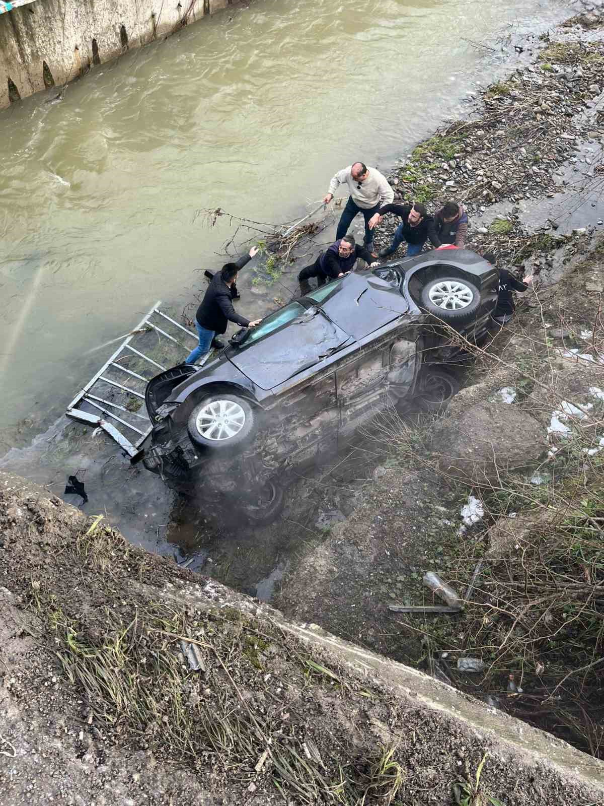Zonguldak&rsquo;ta kontrolden &ccedil;ıkan otomobil 20 metreden dereye u&ccedil;tu; 1 yaralı
