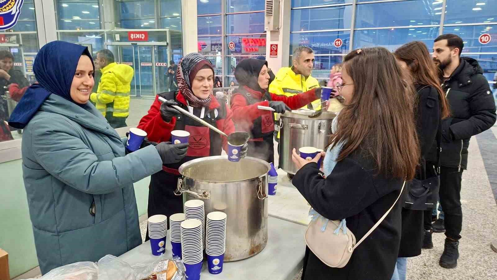 Sivas’ta yoğun kar hayatı felç etti: Yolculara sıcak çorba ikram edildi