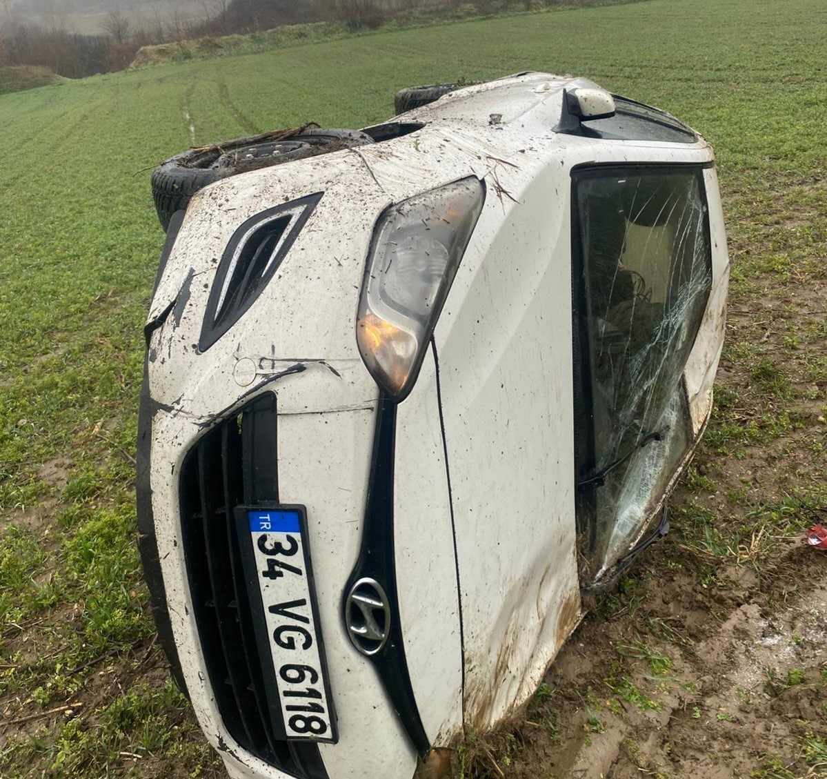 Yağışlı havada s&uuml;r&uuml;c&uuml;s&uuml;n&uuml;n kontrol&uuml;nden &ccedil;ıkan otomobil tarlaya u&ccedil;tu
