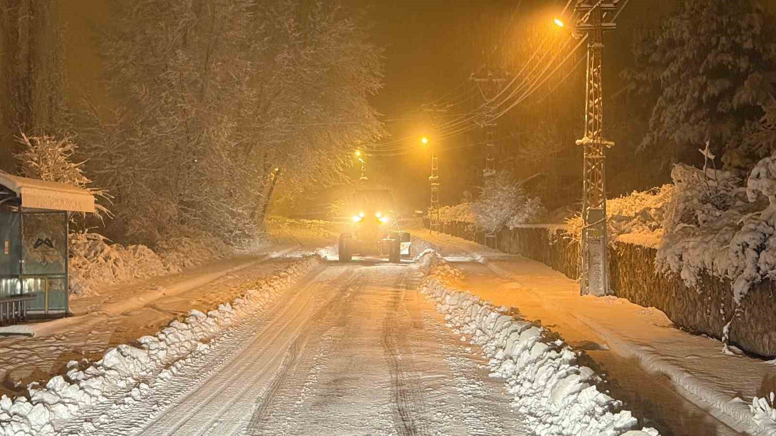 Tarsus’ta karla mücadele: Ekipler gece boyunca sahadaydı