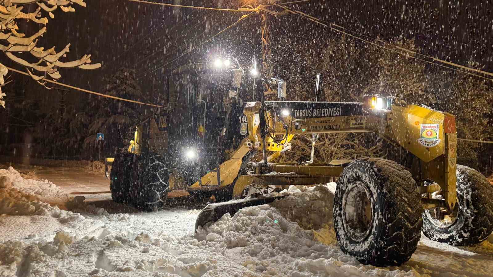 Tarsus&rsquo;ta karla m&uuml;cadele: Ekipler gece boyunca sahadaydı
