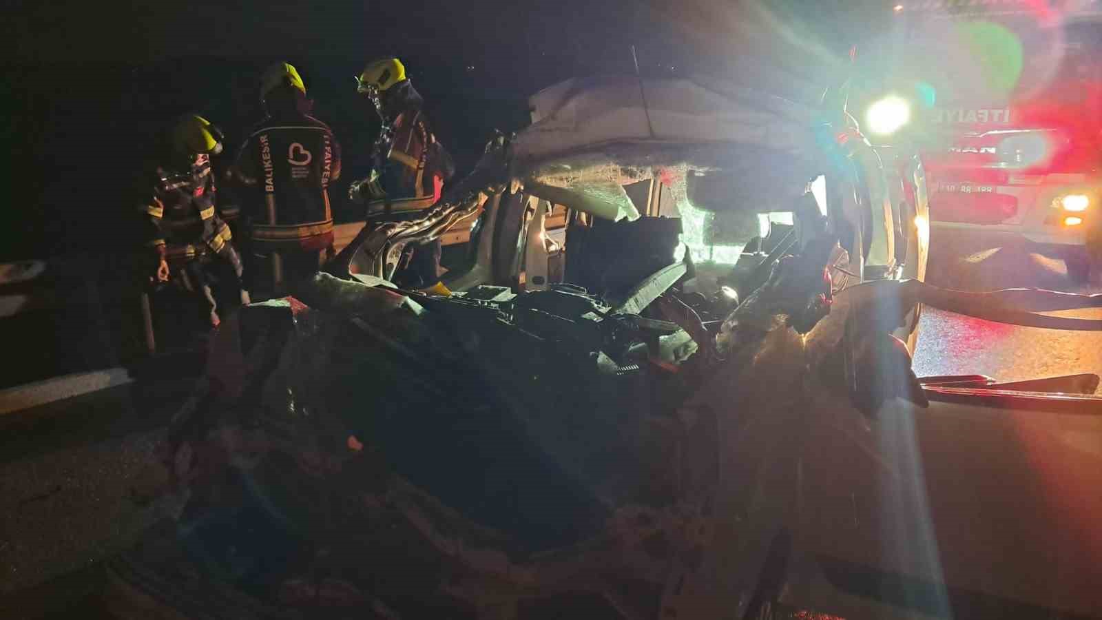 Balıkesir&rsquo;de otomobil tıra arkadan &ccedil;arptı; 1 yaralı
