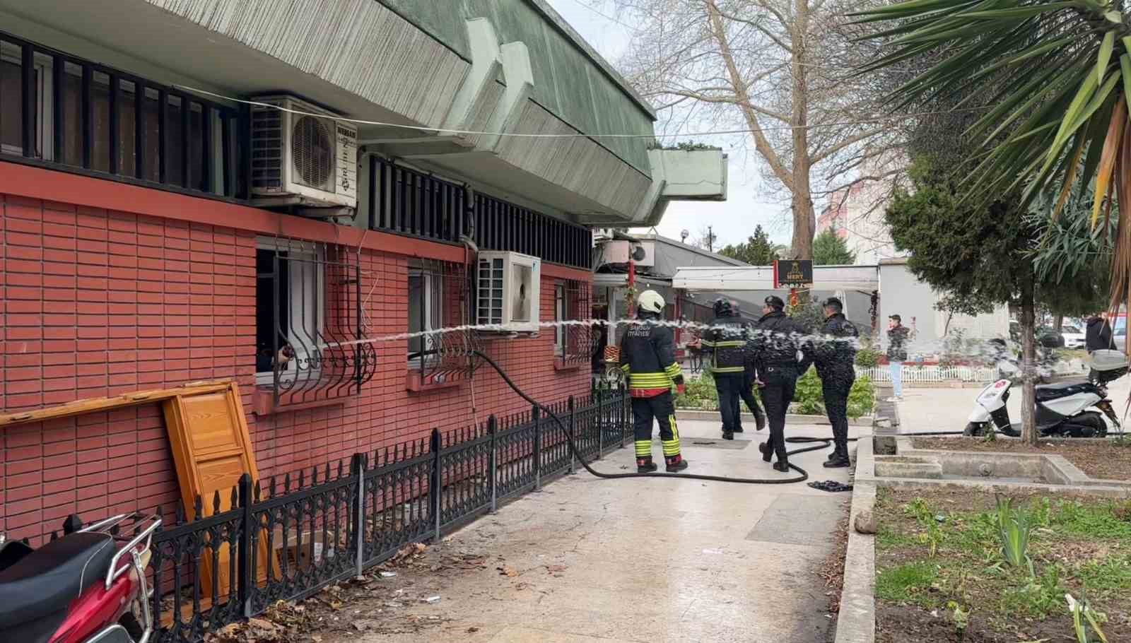 Cuma namazı &ouml;ncesinde cami &ccedil;arşısında yangın paniği
