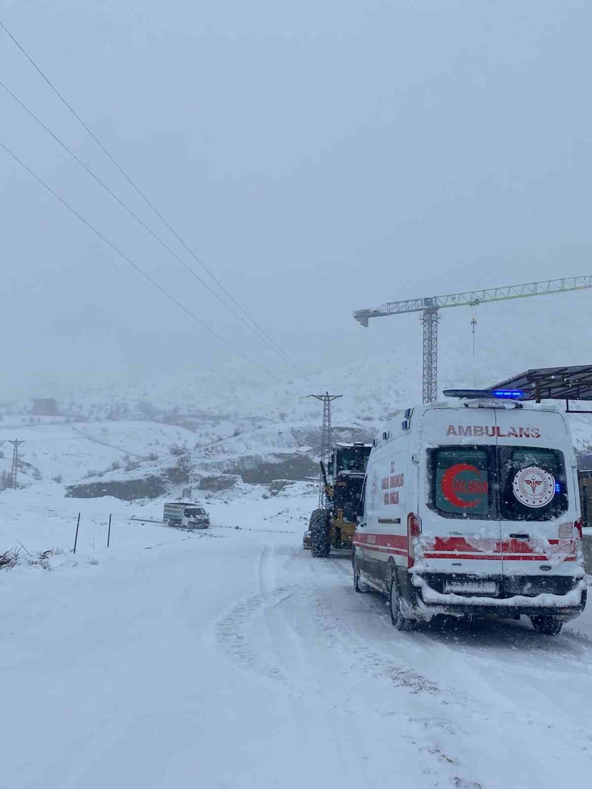 Batman&rsquo;da kar yağışı nedeniyle hasta kep&ccedil;e ile ambulansa ulaştırıldı
