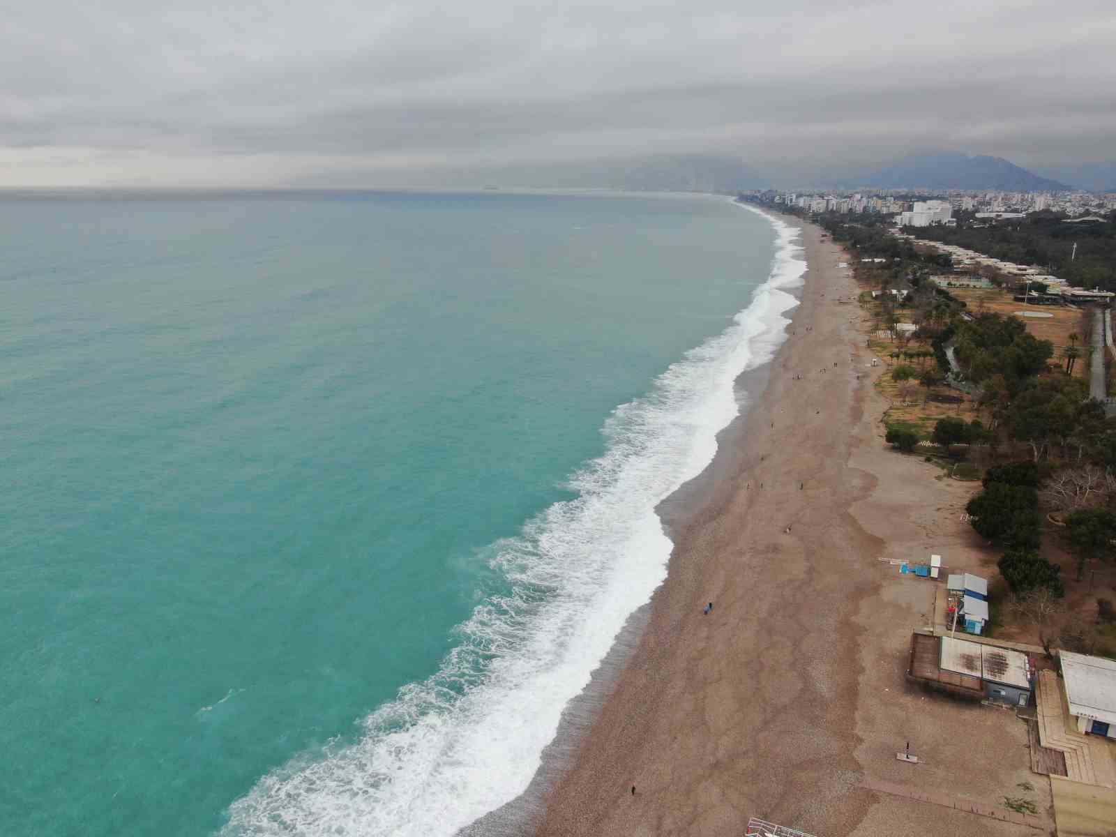 Dalgaların dövdüğü dünyaca ünlü sahil beyaza büründü, manzara tutkunları cep telefonlarına sarıldı