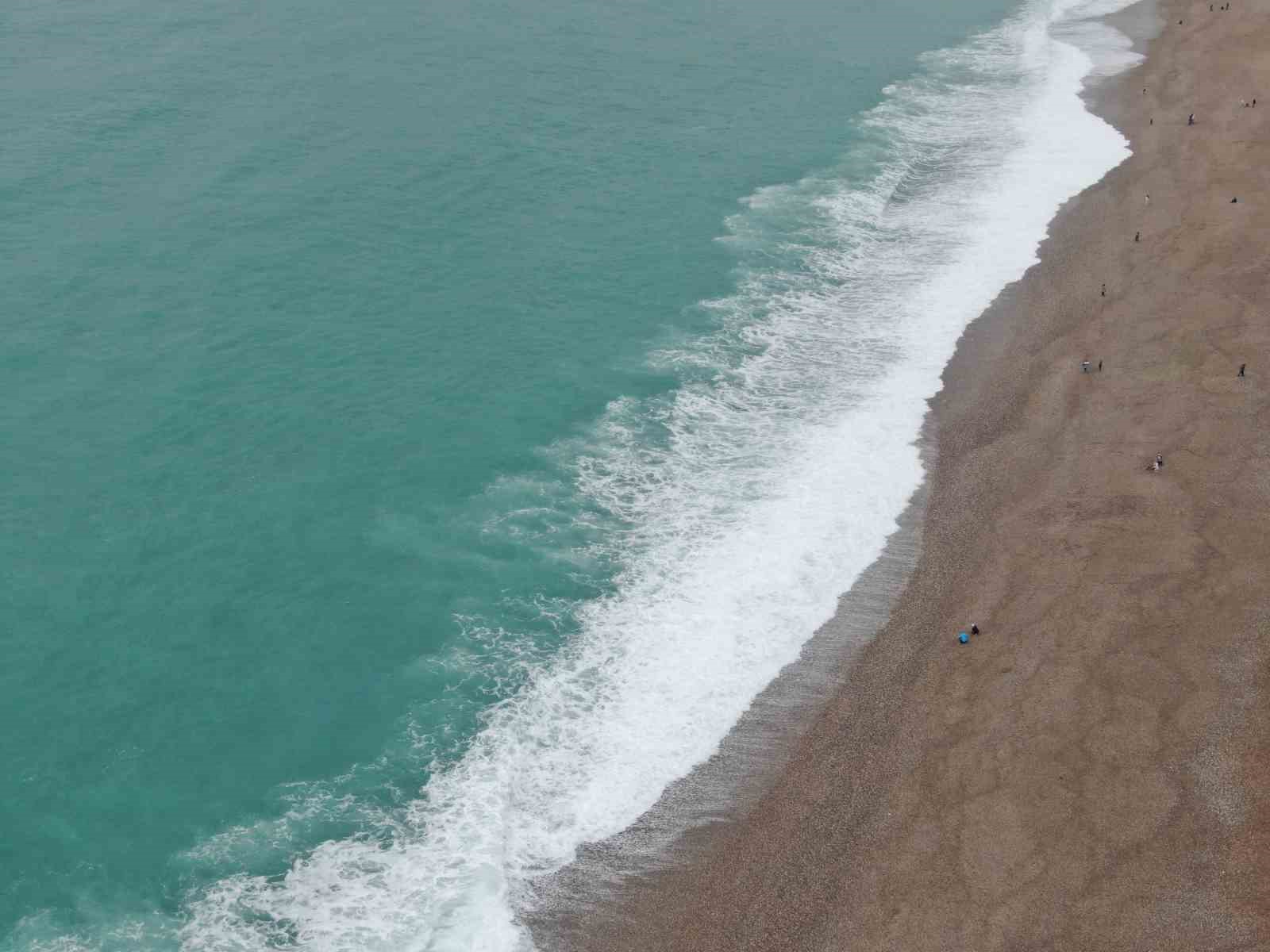 Dalgaların d&ouml;vd&uuml;ğ&uuml; d&uuml;nyaca &uuml;nl&uuml; sahil beyaza b&uuml;r&uuml;nd&uuml;, manzara tutkunları cep telefonlarına sarıldı
