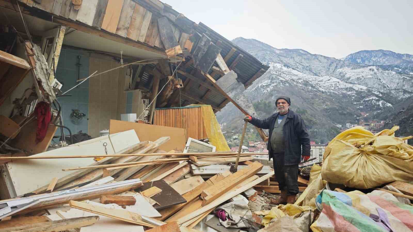 İneklerine ot vermek için geldiği ahırda heyelandan son anda kurtuldu