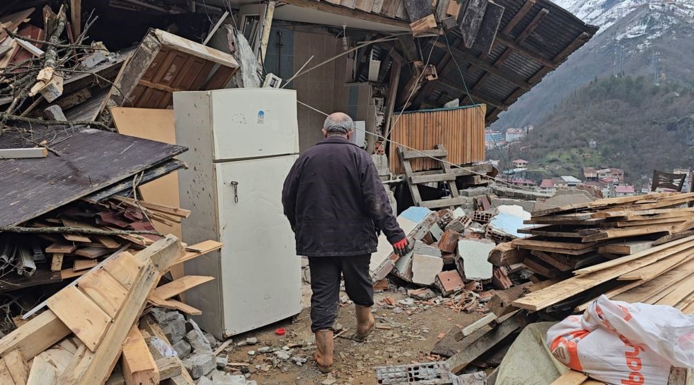 İneklerine ot vermek i&ccedil;in geldiği ahırda heyelandan son anda kurtuldu
