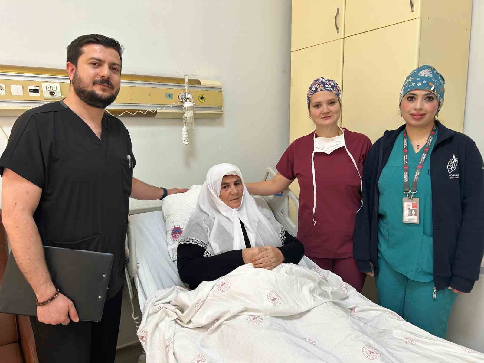 Van’da hastanın göğüs kafesi açılmadan akciğerin yarısı çıkarıldı