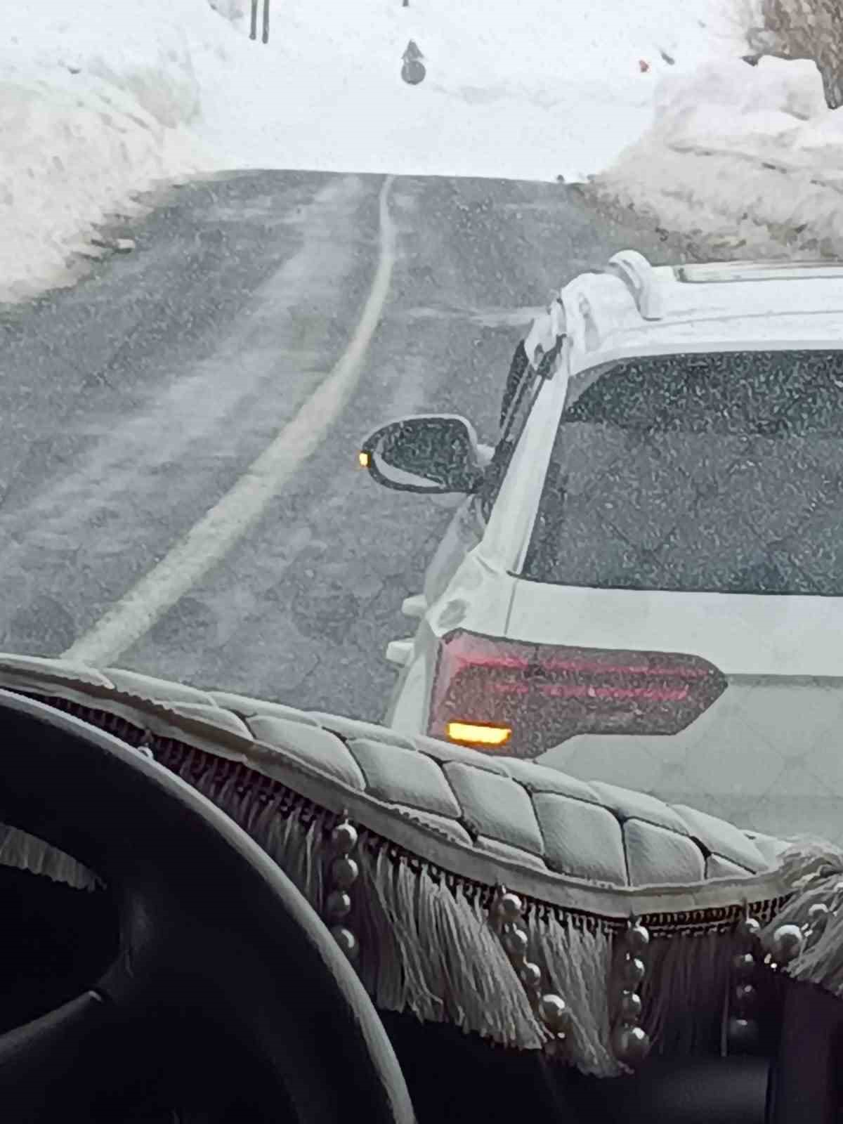 Hakkari-Van kara yoluna &ccedil;ığ d&uuml;şt&uuml;
