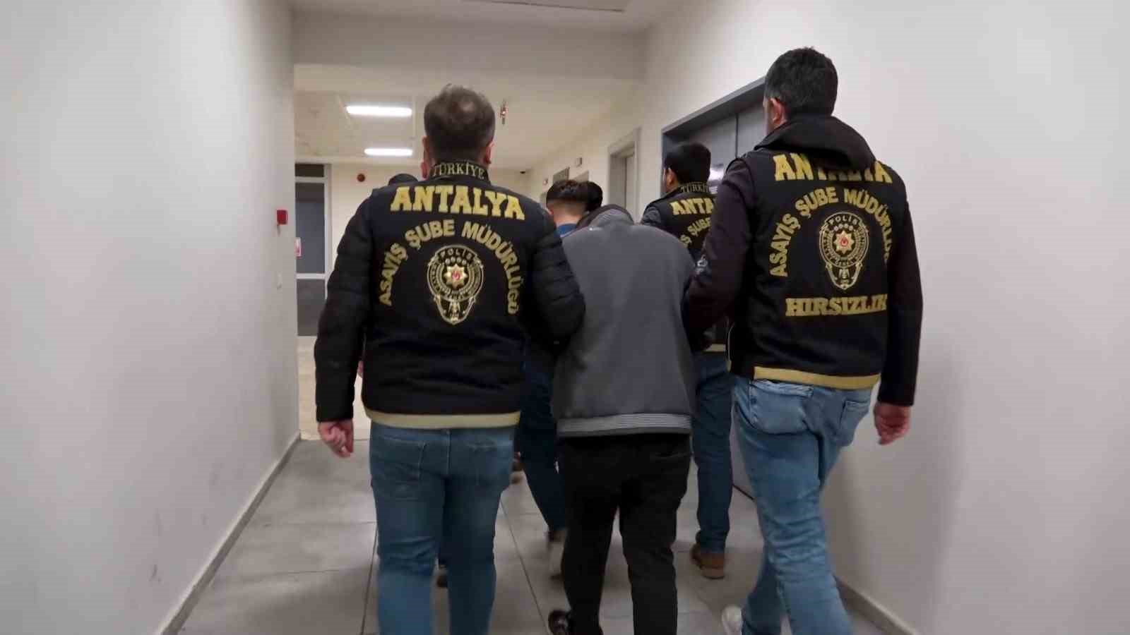 Klimayı &ccedil;alarken &ouml;nce kameraya, sonra polise yakalandılar
