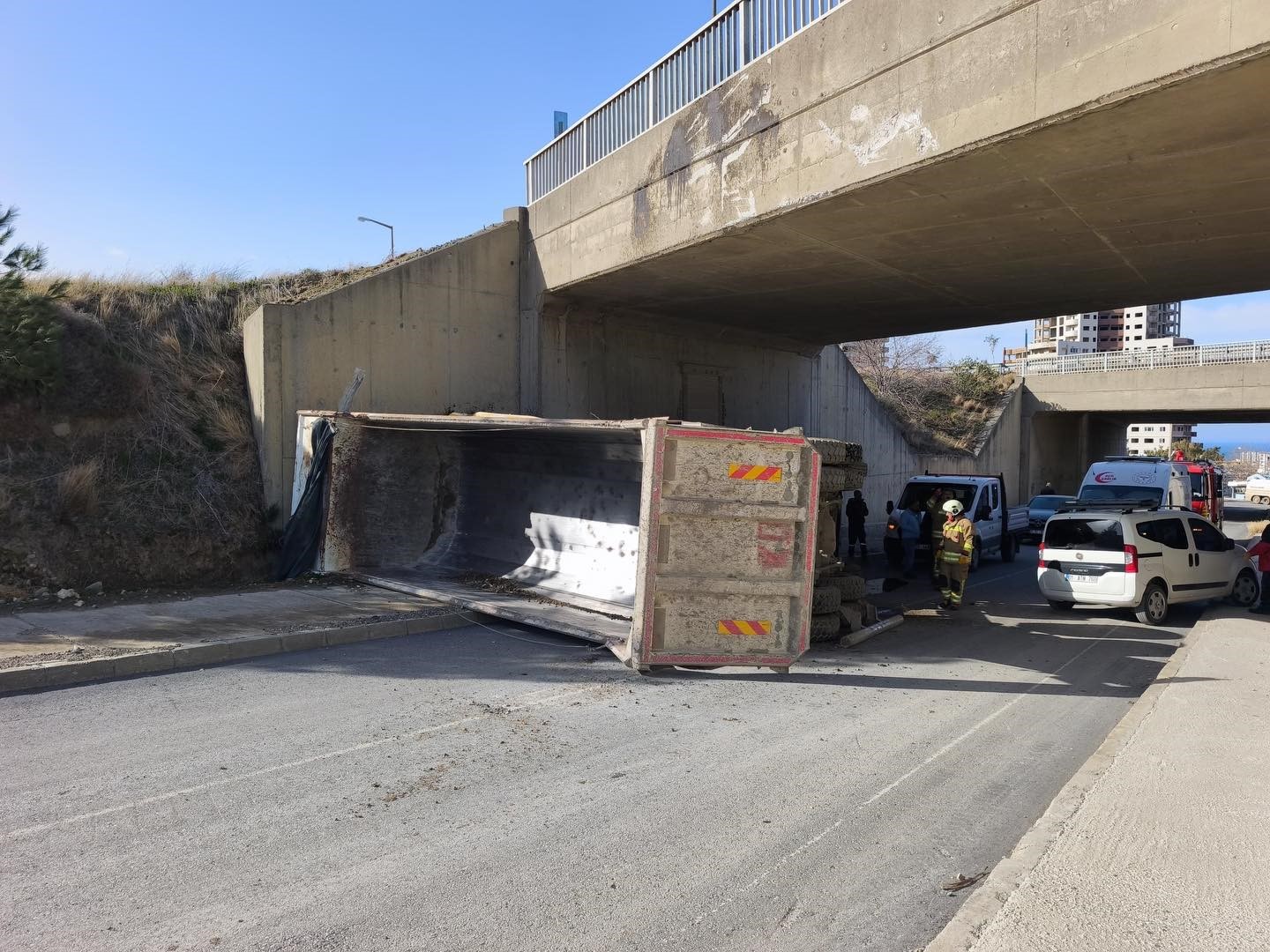 Arsuz&rsquo;da hafriyat kamyonu devrildi
