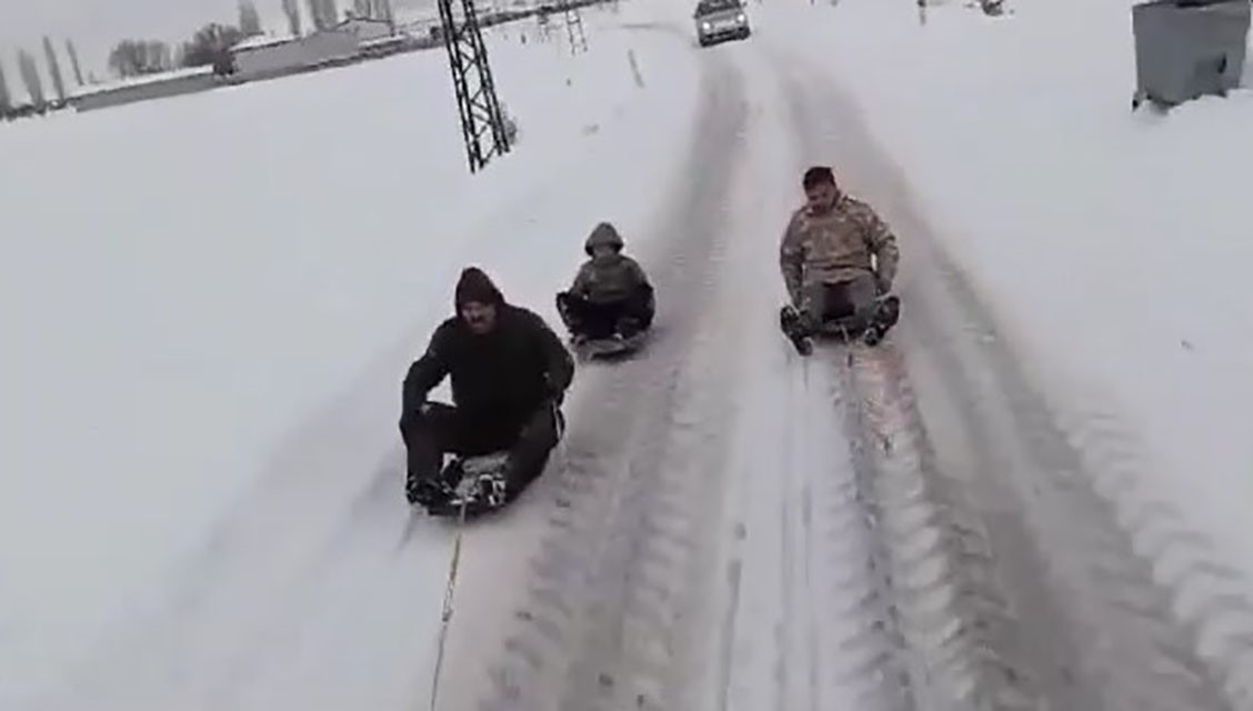 Traktör arkasında kayarak, o anları kayda aldılar