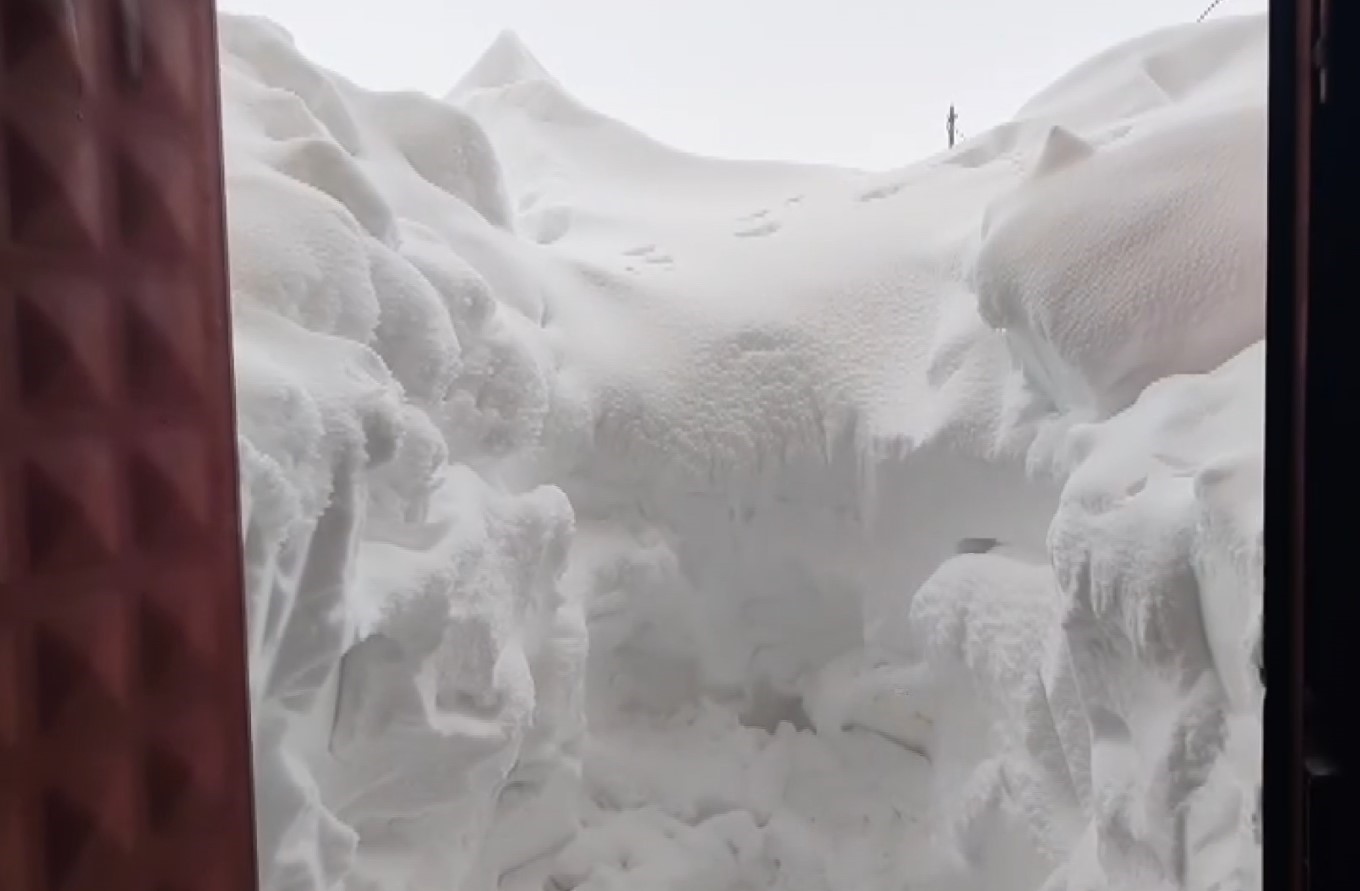 Yoğun kar ilçeyi esir aldı, hayvancılıkla uğraşanların zorlu mesaisi kameraya yansıdı