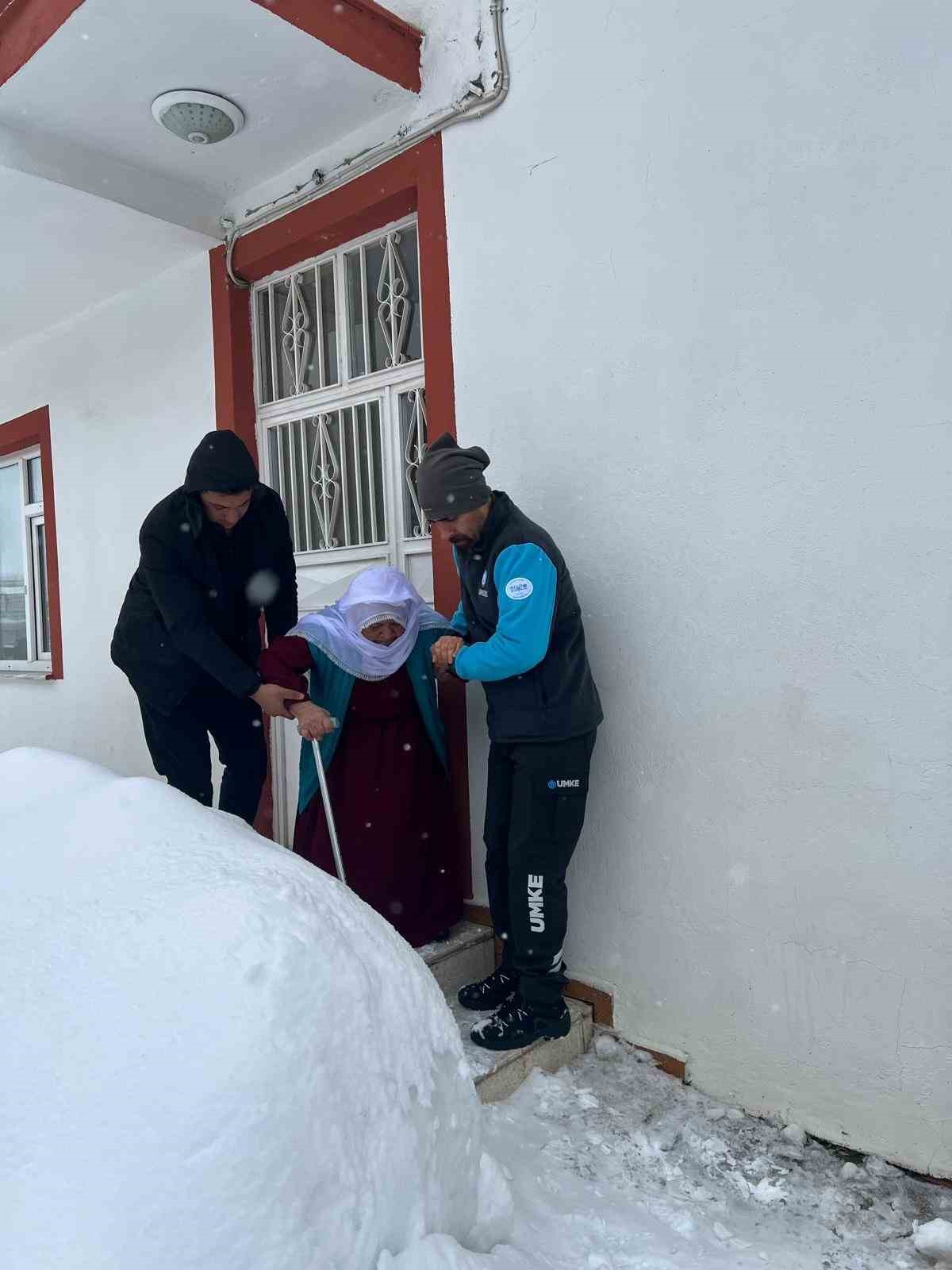 Diyaliz hastası kadın paletli araçla alınıp sağlık kuruluşuna ulaştırıldı