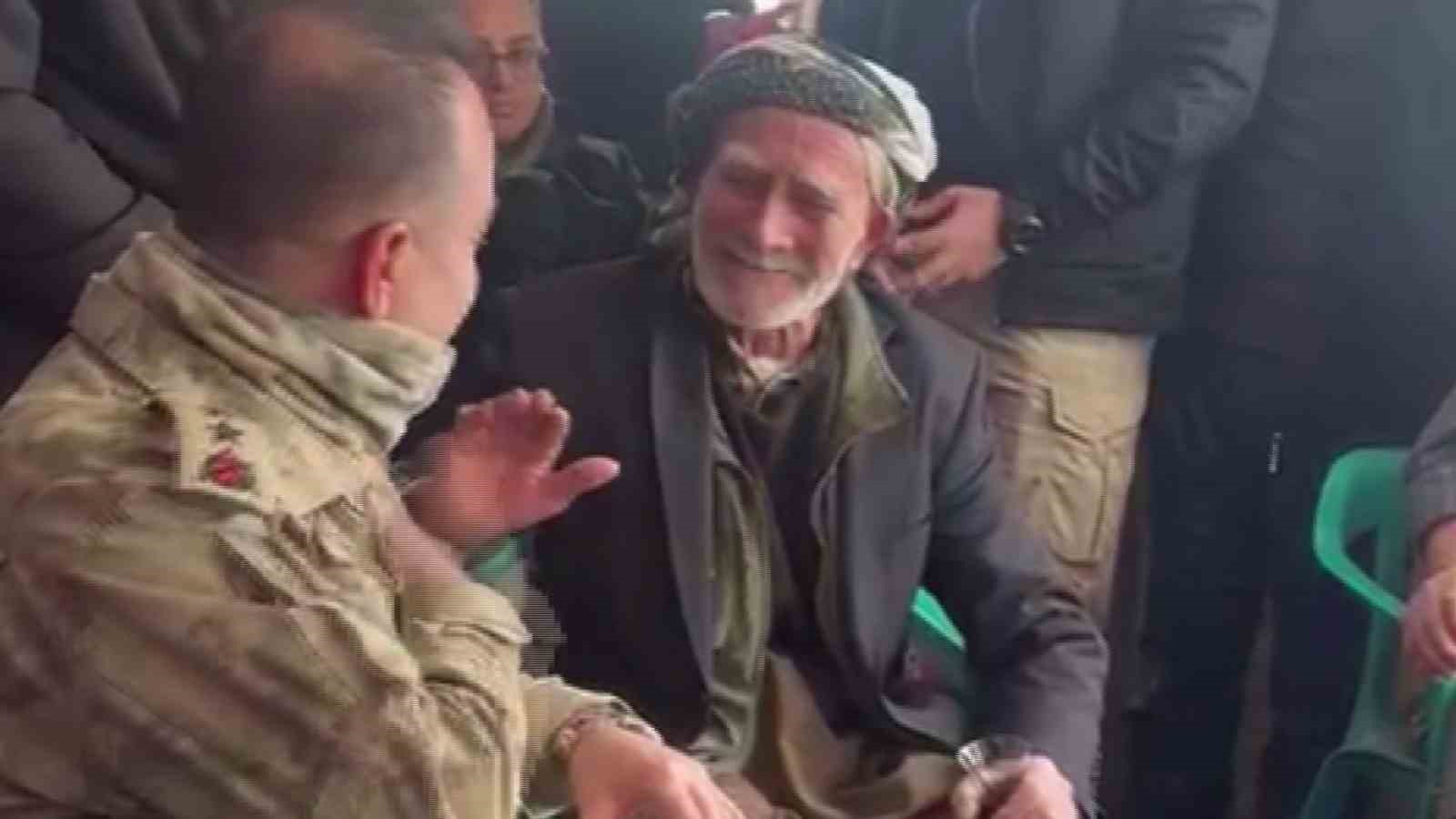 İl Jandarma Komutanı parmağındaki y&uuml;z&uuml;ğ&uuml; &ccedil;ıkartıp hediye etti, duygu dolu anlar yaşandı
