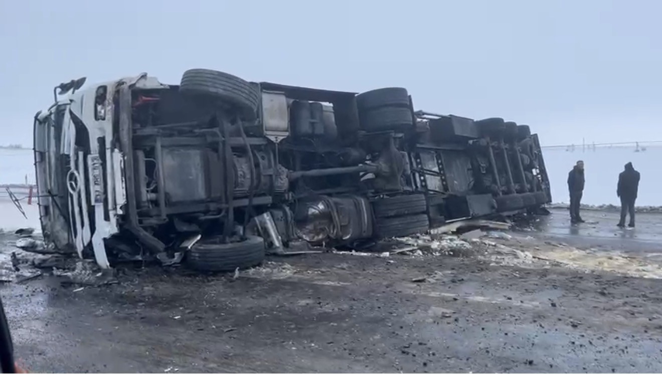 Siverek-Şanlıurfa kara yolunda tır devrildi: Ulaşım tek şeritten sağlanıyor