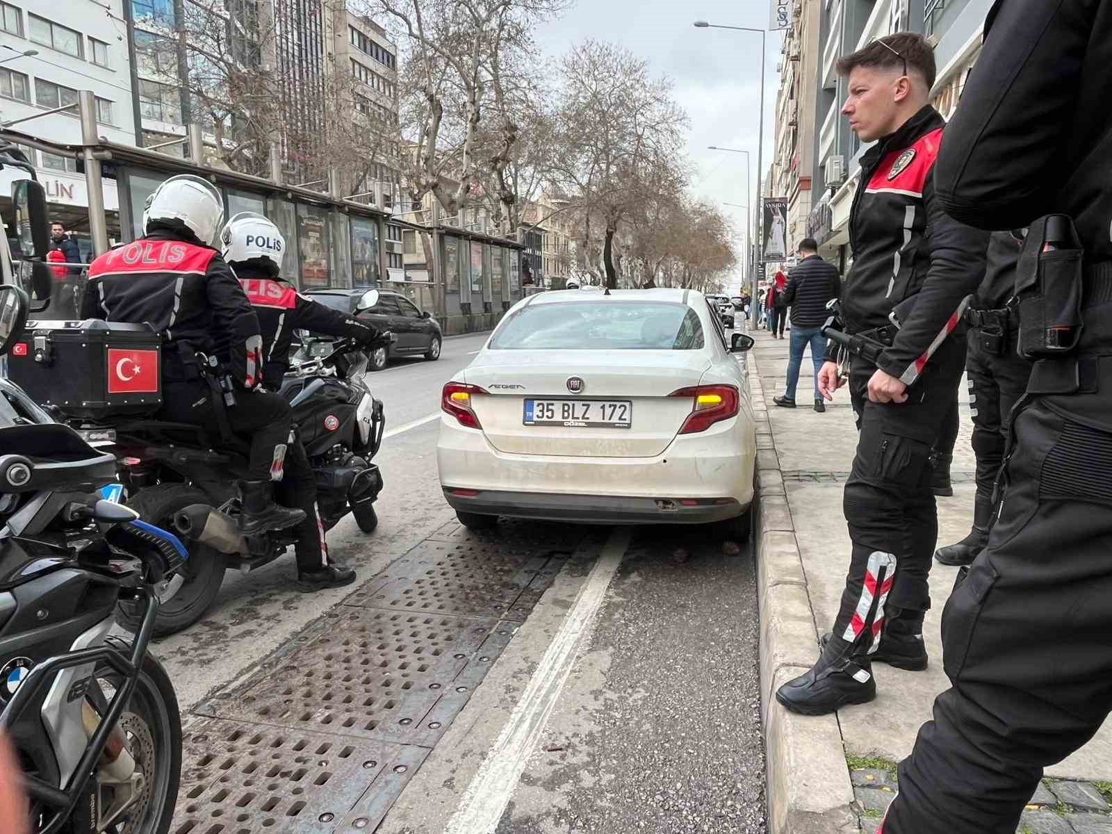 Manisa&rsquo;dan &ccedil;aldıkları altını İzmir&rsquo;de bozdurmak isteyen 2 ş&uuml;pheliden biri yakalandı
