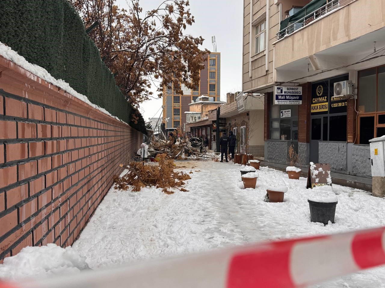 Yoğun kar yağışı Suru&ccedil;&rsquo;taki sanat sokağında &ccedil;&ouml;kmeye neden oldu

