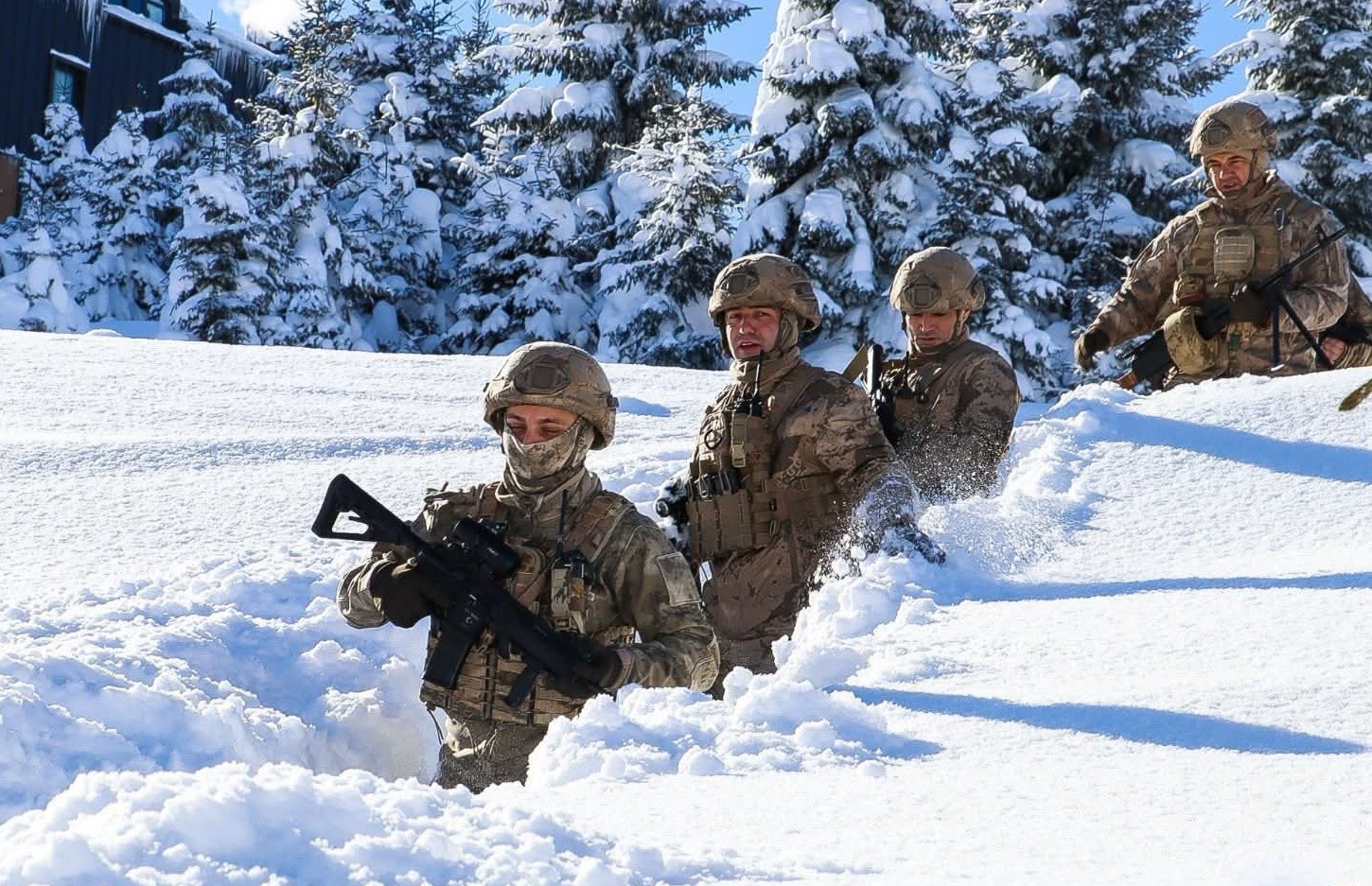 Ordu’da jandarmadan kar altında arama-kurtarma tatbikatı