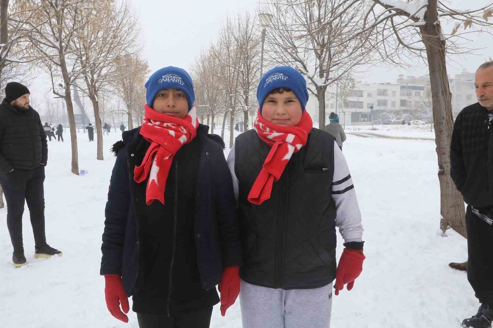 Gaziantep B&uuml;y&uuml;kşehir&rsquo;den &ccedil;ocuklara kar hediyesi
