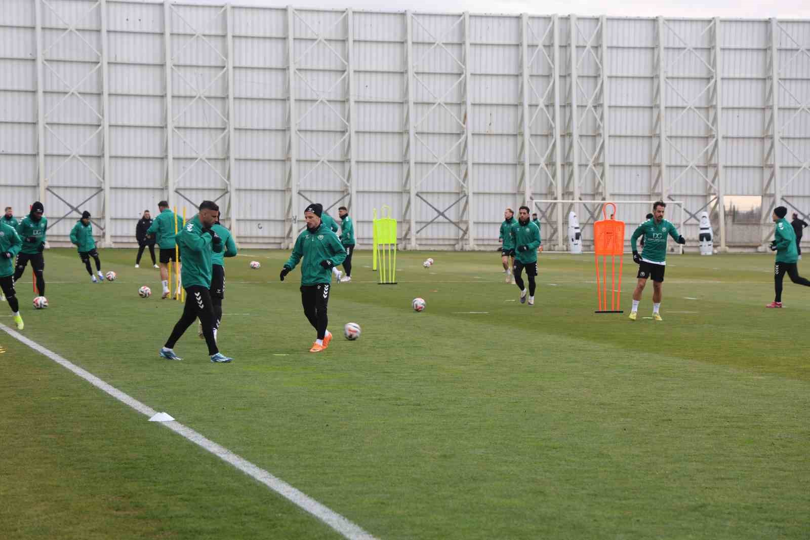 Deniz T&uuml;r&uuml;&ccedil;: "Şu anki durum bize yakışmıyor"
