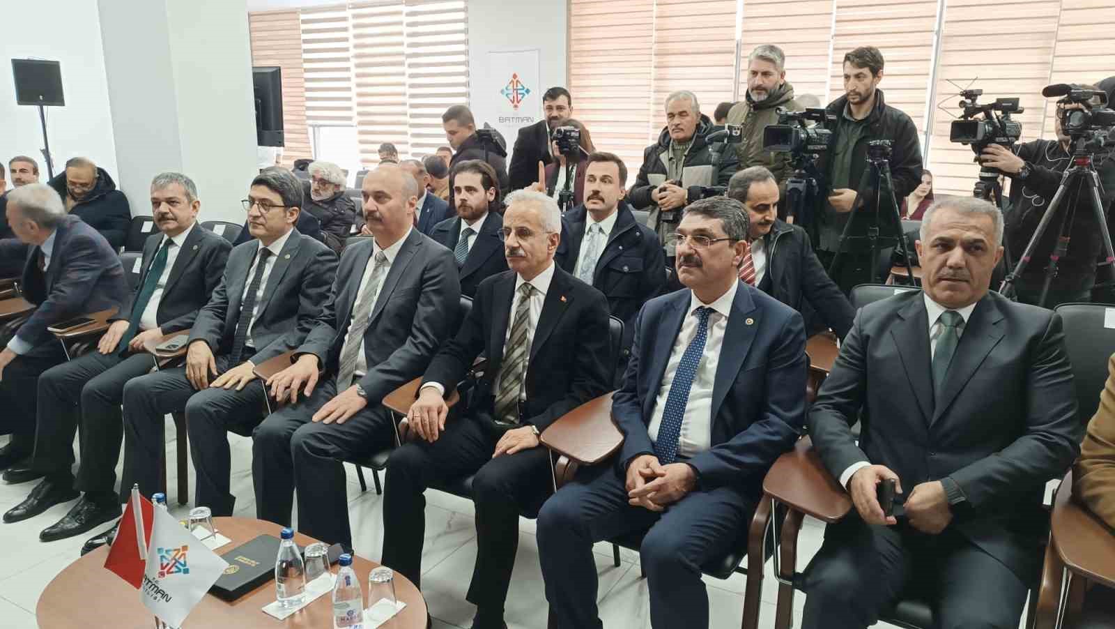 Ulaştırma ve Altyapı Bakanı Uraloğlu: "Ter&ouml;r&uuml; bitirmek &uuml;zere &ccedil;ok &ouml;nemli bir s&uuml;recin kritik bir aşamasındayız"
