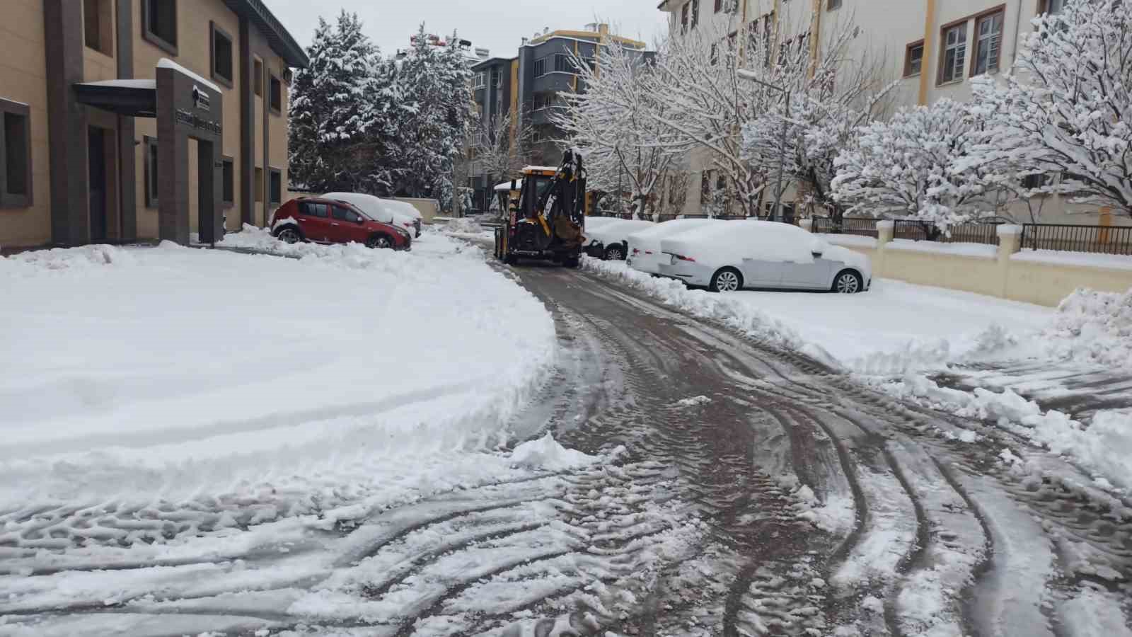 Şehitkamil’de karla mücadele aralıksız sürüyor